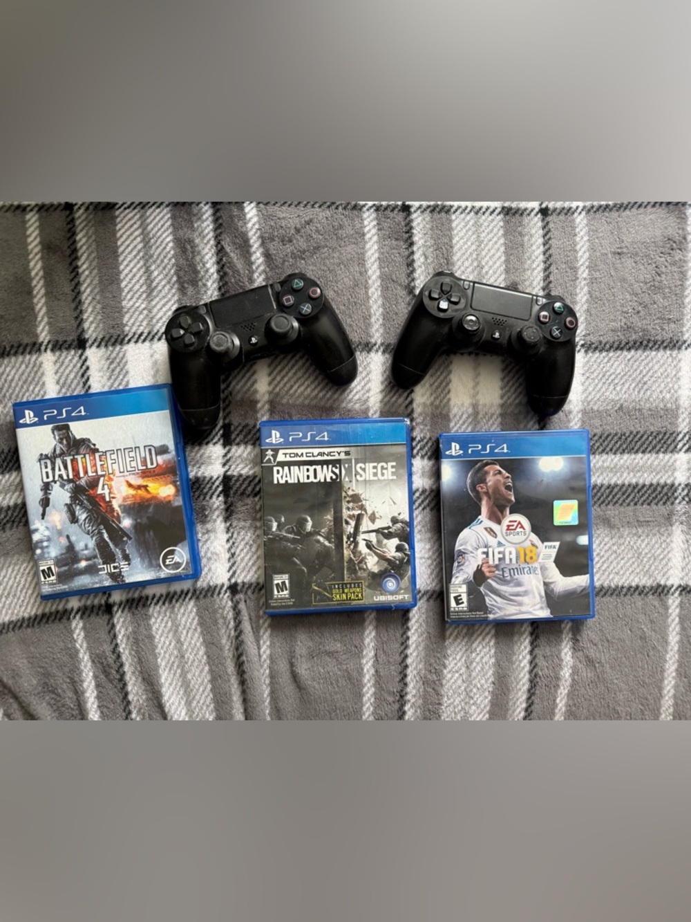 PS4 3 games 2 controllers